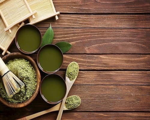 Tinh chất từ trà xanh cũng giúp chữa quầng thâm hiệu quả 