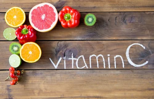Vitamin C có nhiều trong các loại thực phẩm và các sản phẩm chăm sóc da không bị lão hóa