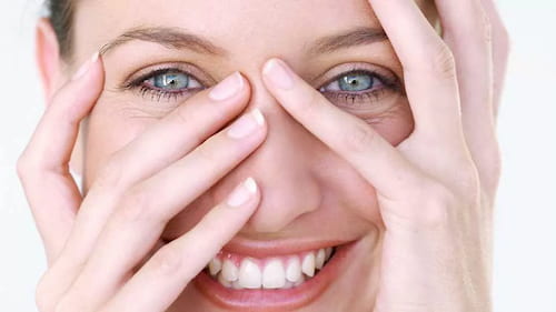 Bạn nên sử dụng kem dưỡng mắt khi trước tuổi 30