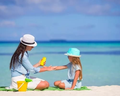 Thoa kem chống nắng để bảo vệ da trước tác hại của tia UV