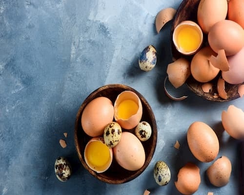 Trứng gà là một trong những thực phẩm trị thâm mắt đơn giản tại nhà nhất mà bạn có thể áp dụng mỗi ngày