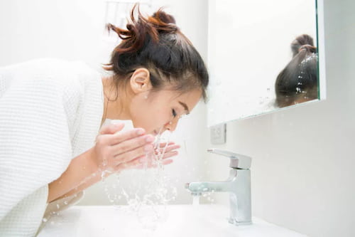 Làm sạch da trước khi xông bằng sữa rửa mặt có tính dịu nhẹ