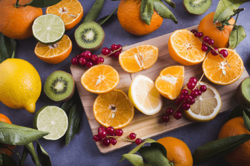 Vitamin C có trong các loại hoa quả như cam, quýt,... giúp tăng cường sức đề kháng