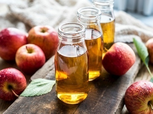Giấm táo có chứa nhiều axit amin tự nhiên, axit succinic có công dụng phá vỡ các liên kết keratin cấu tạo nên mụn thịt mà không làm tổn thương vùng da nhạy cảm