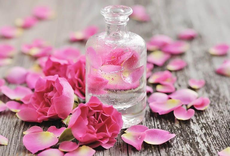 Nước hoa hồng sản phẩm được tạo thành từ quá trình chưng cất các cánh hoa hồng với hơi nước
