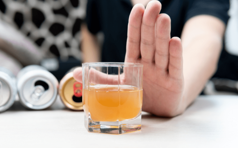 Tiêu thụ đồ uống có cồn có thể khiến da khô, mất nước